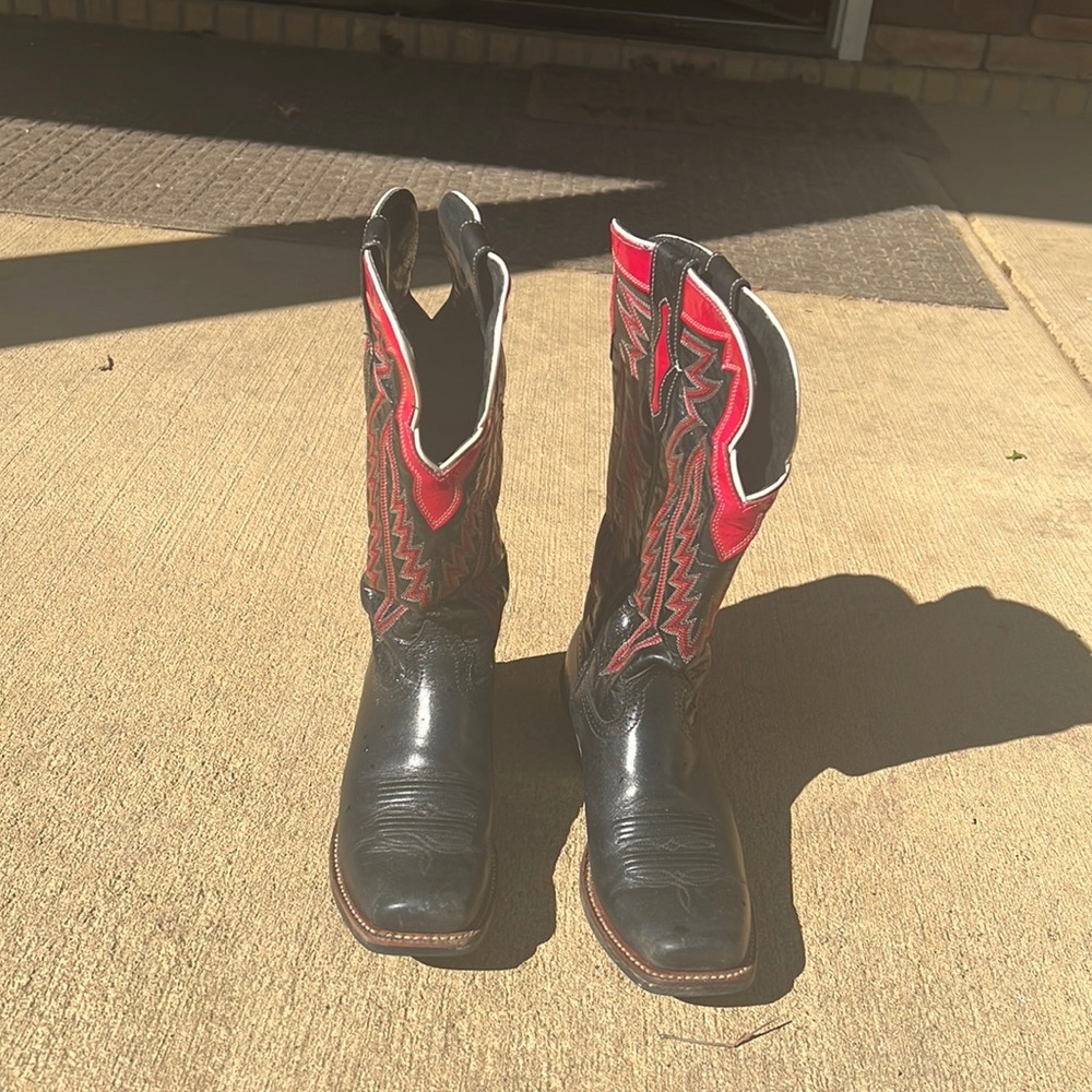 Cowboy boots size 8 ariats